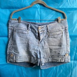 Torrid med wash jean shorts EUC size 16